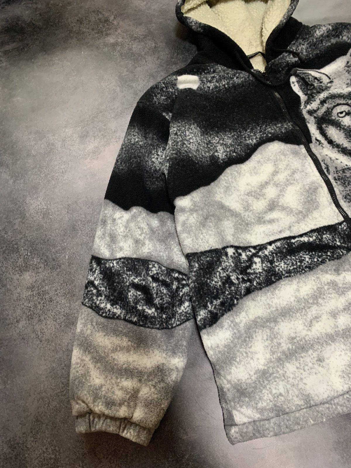 Vintage Vintage Wolf All Over Print Hooded Fleece Jacket Size US L / EU 52-54 / 3 - 2 Thumbnail