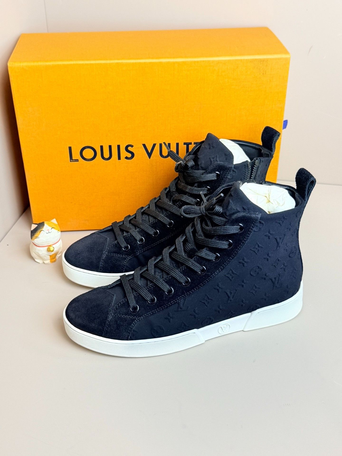 Louis Vuitton Louis Vuitton Black Hitop Sneakers us_5 Women Size US 5 / IT 35 - 1 Thumbnail