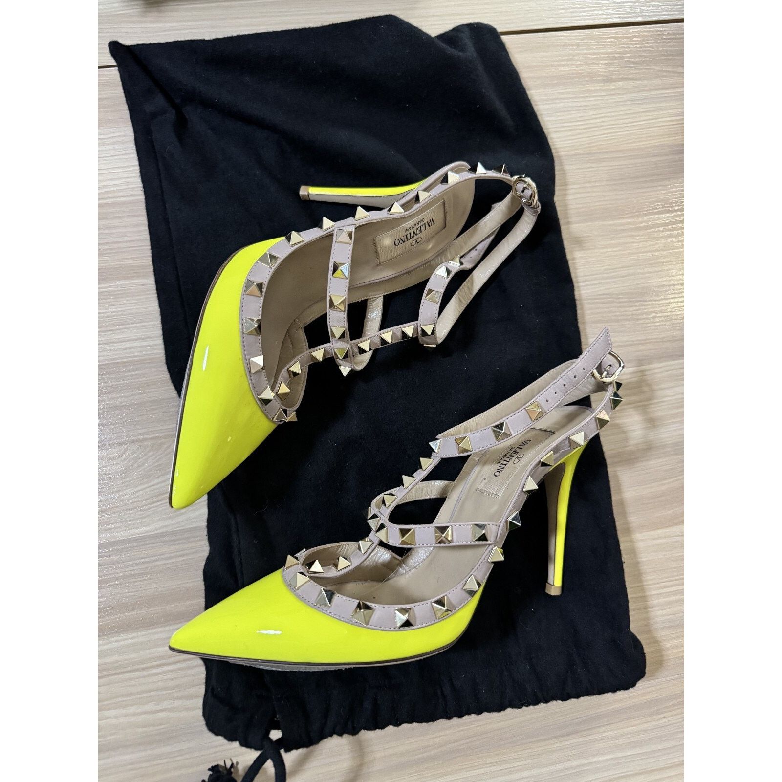 Valentino Valentino Rockstud Neon Yellow Patent Heels 7/37.5 Size US 7 / IT 37 - 6 Thumbnail