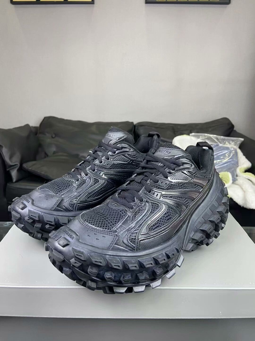 Balenciaga Balenciaga Black Lowtop Sneakers us_10 Women Size US 10 / IT 40 - 1 Thumbnail