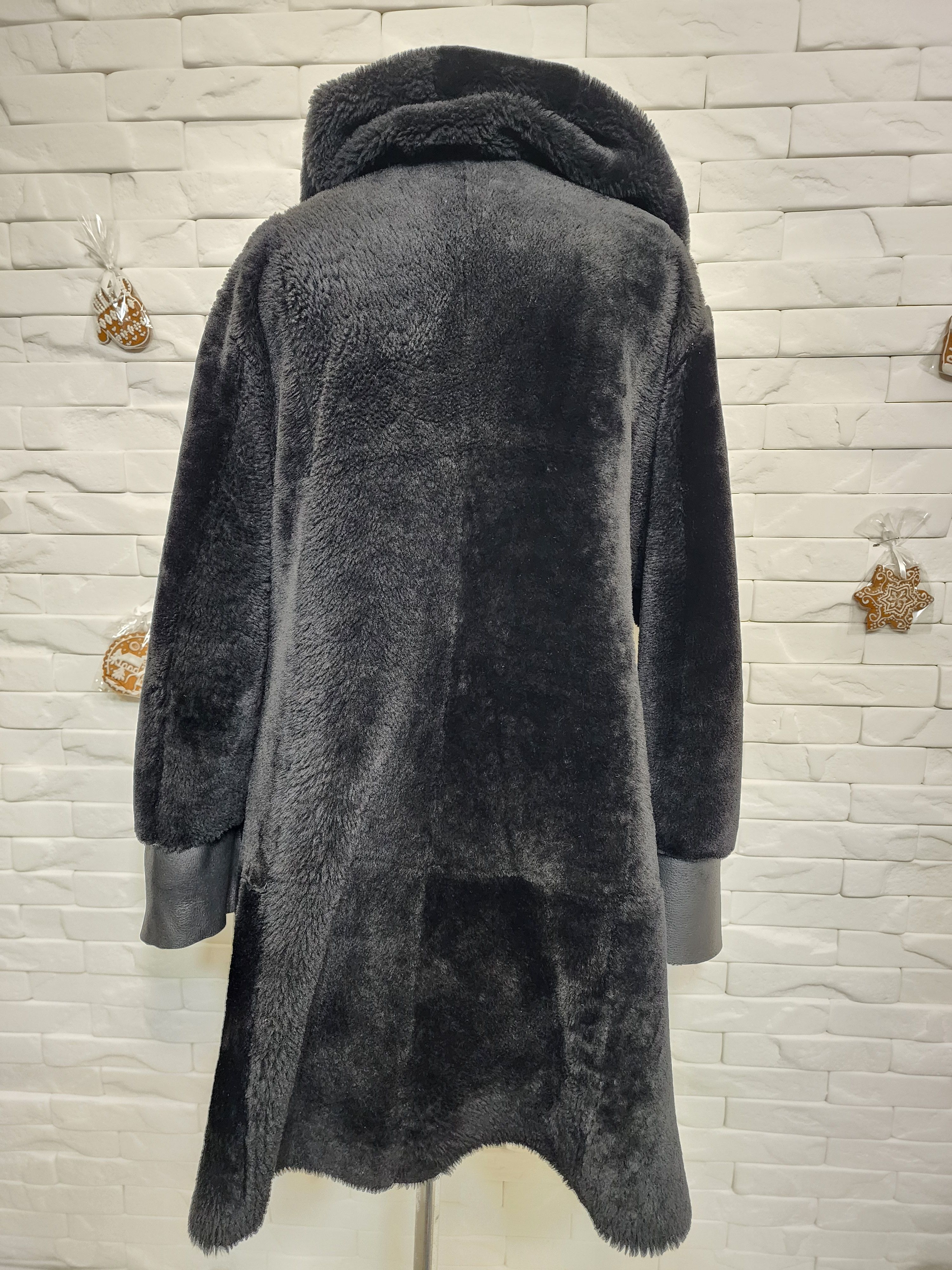 Uniqlo Reversible Black Sheepskin Coat: Fur Hood, Button Closure Size XXL / US 16-18 / IT 52-54 - 8 Thumbnail