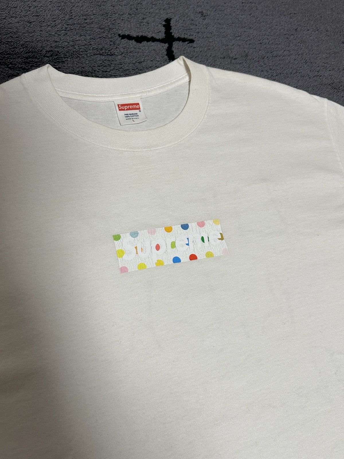 Damien Hirst × Supreme Damien Hirst Box Logo - Life's a Bitch Then you Die! Size US L / EU 52-54 / 3 - 3 Thumbnail