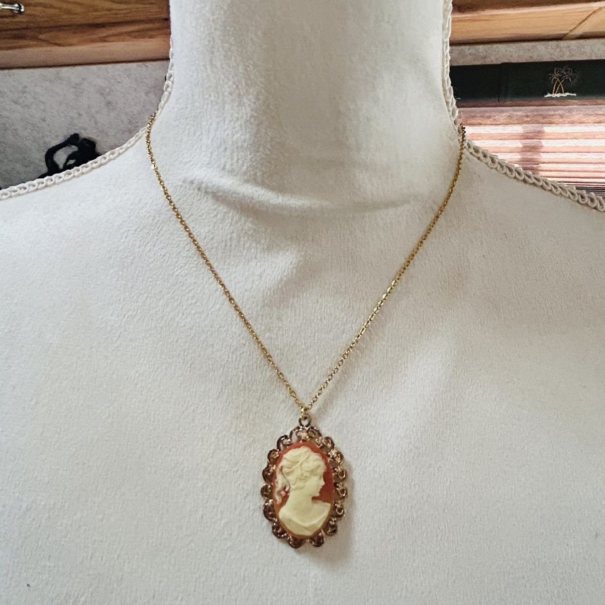 Vintage Vintage filigree dogtooth Victorian lady cameo necklace Size ONE SIZE - 3 Thumbnail