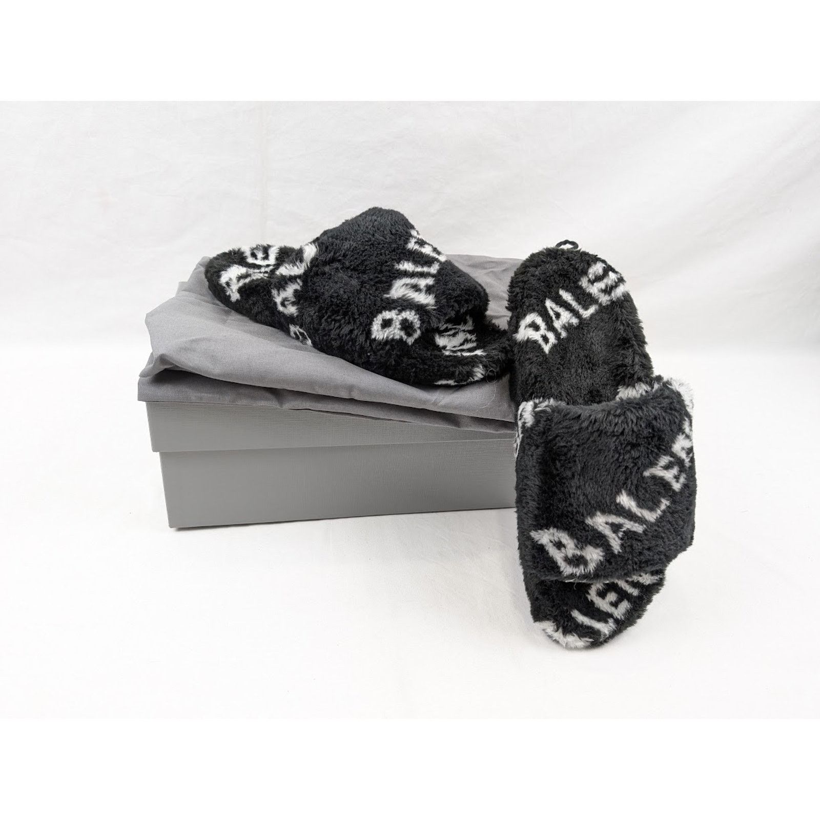 Balenciaga o1rshd1 Allover Logo Furry Slide in Black/White Size US 7 / EU 40 - 19 Thumbnail
