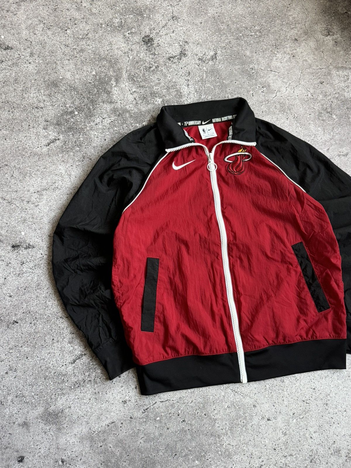 Nike Vintage Nike Miami Heat NBA nylon hoodie jacket Size US M / EU 48-50 / 2 - 3 Thumbnail