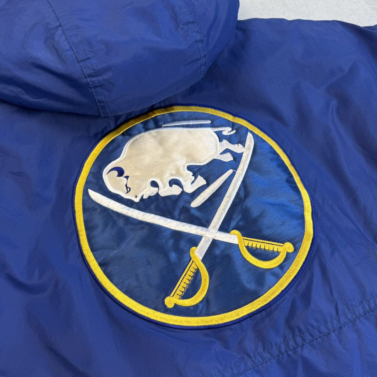 NHL × Starter × Vintage 90s STARTER NHL BUFFALO SABRES PULLOVER HOODED JACKET Sz XL Size US XL / EU 56 / 4 - 5 Thumbnail