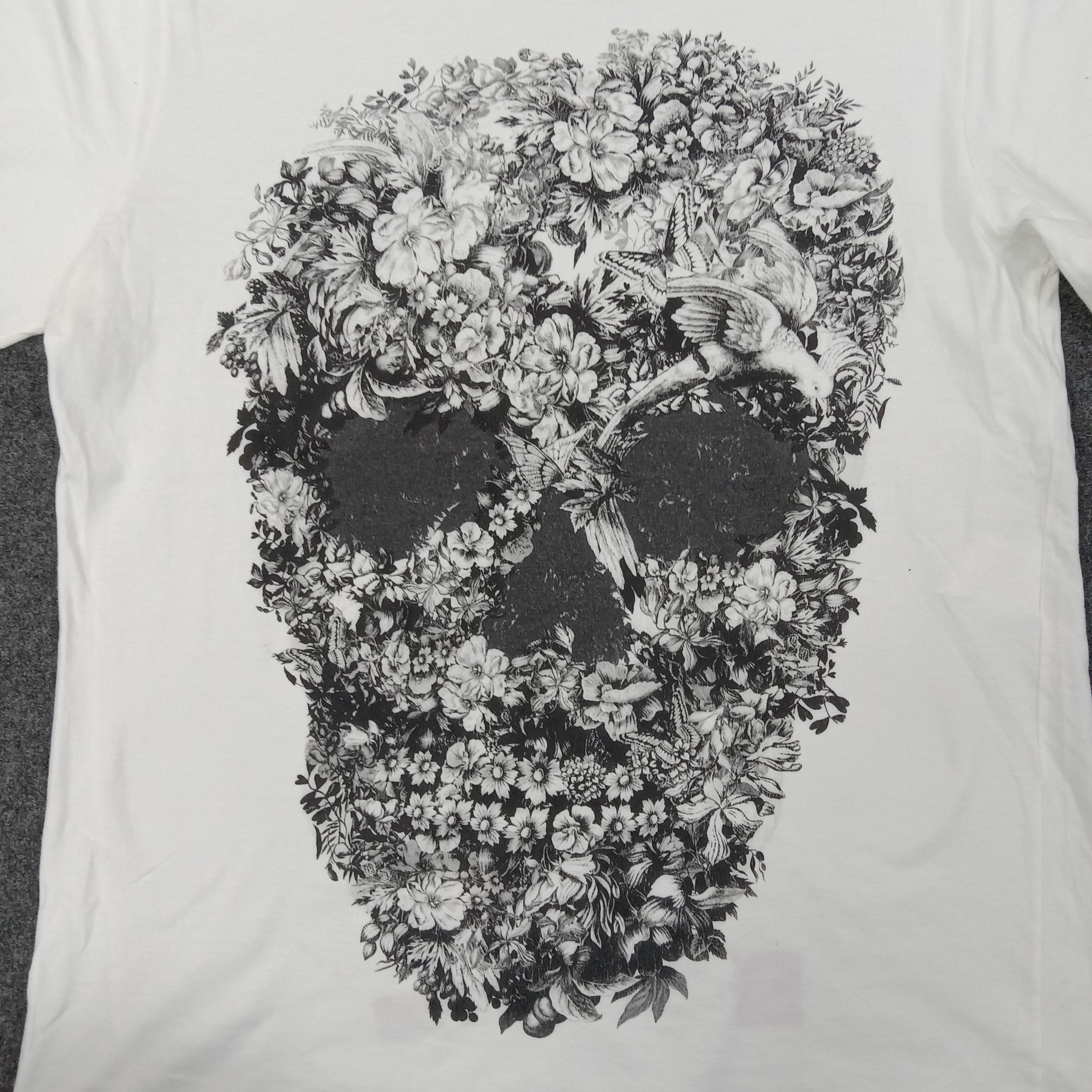 Alexander McQueen Alexander McQueen Italian Brand Skull Art Tshirt C239N79 Size US M / EU 48-50 / 2 - 2 Thumbnail