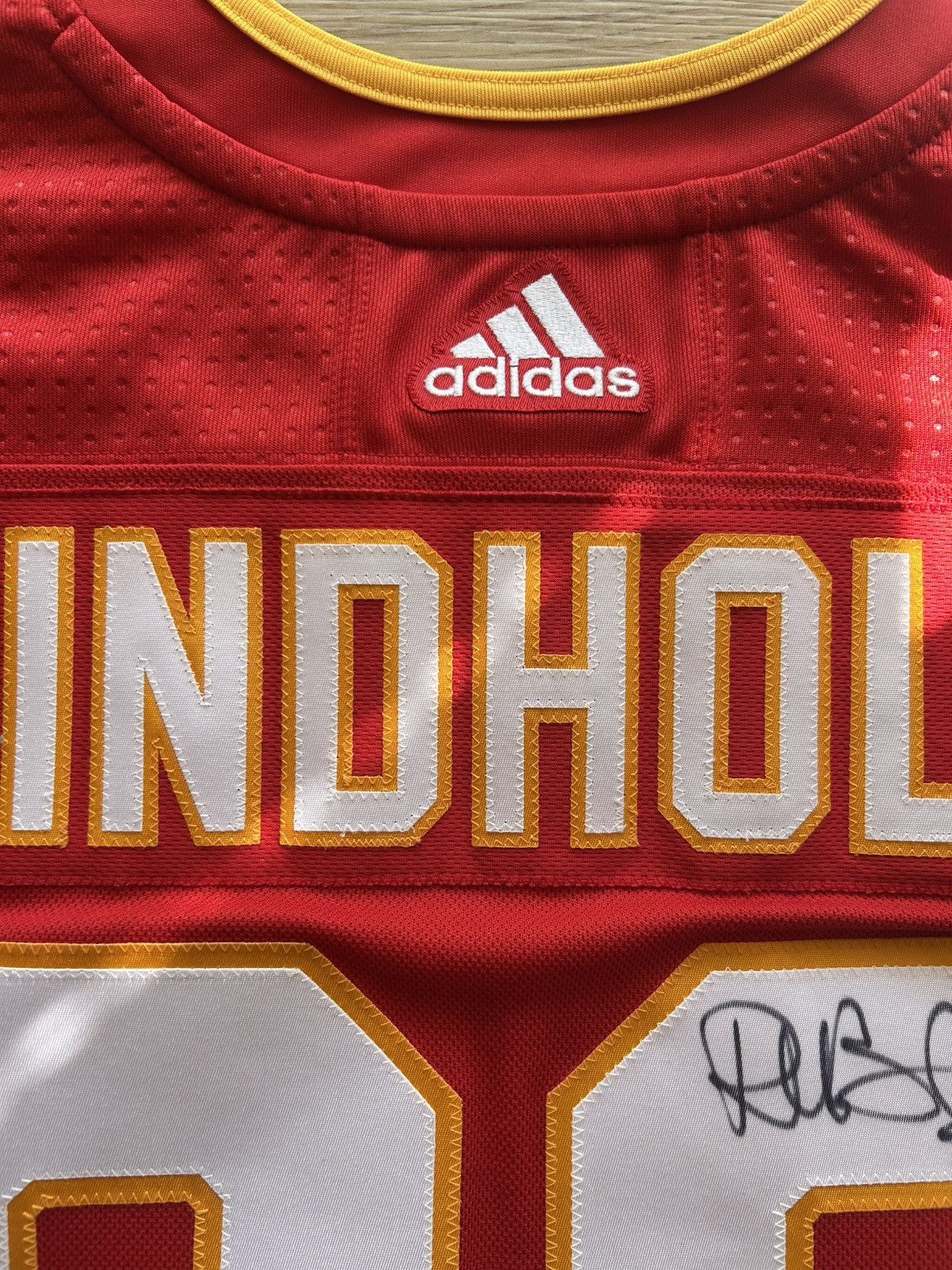 NHL Calgary Flames Elias Lindholm Autograph Jersey Size US XL / EU 56 / 4 - 10 Thumbnail