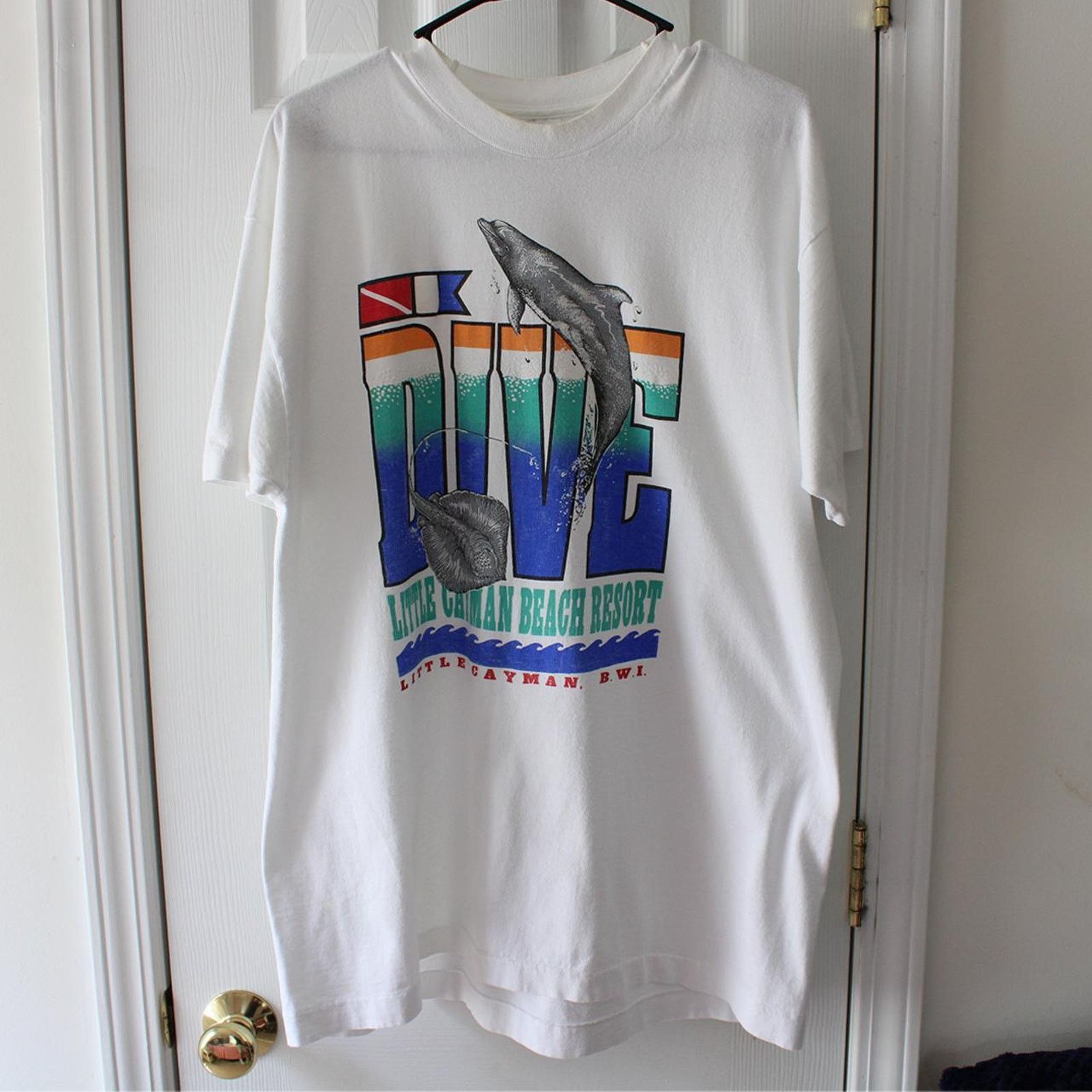 Vintage Vintage 90's White Dolphin " Dive Beach Resort " Graphic Tee Size US XL / EU 56 / 4 - 6 Thumbnail