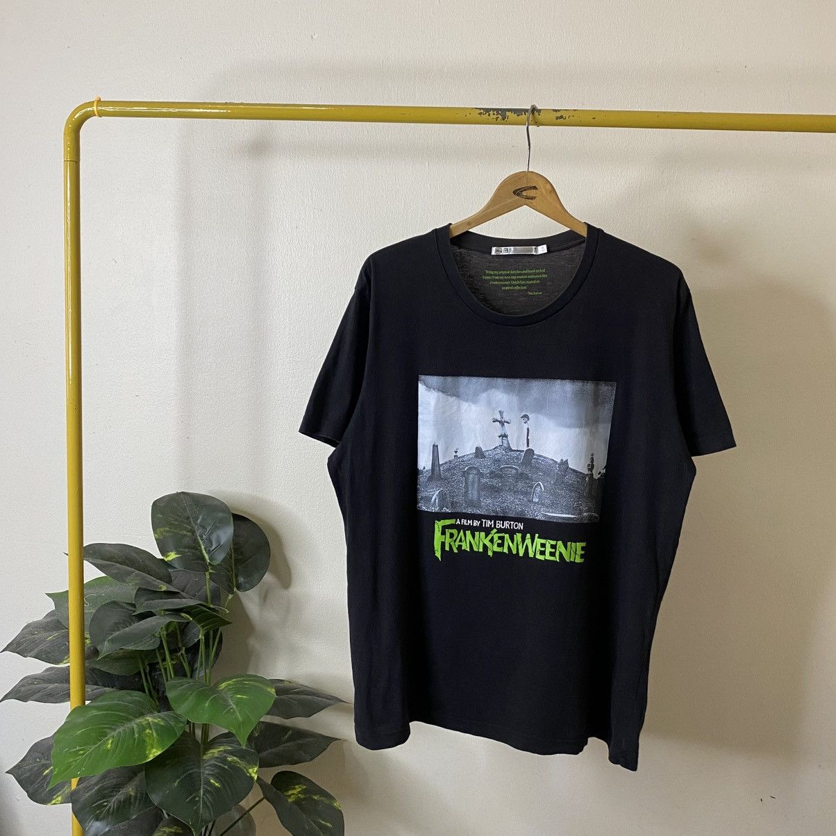 Uniqlo Tim Burton Frankenweenie Horror Movie Collaboration T Shirt Size US XL / EU 56 / 4 - 1 Thumbnail