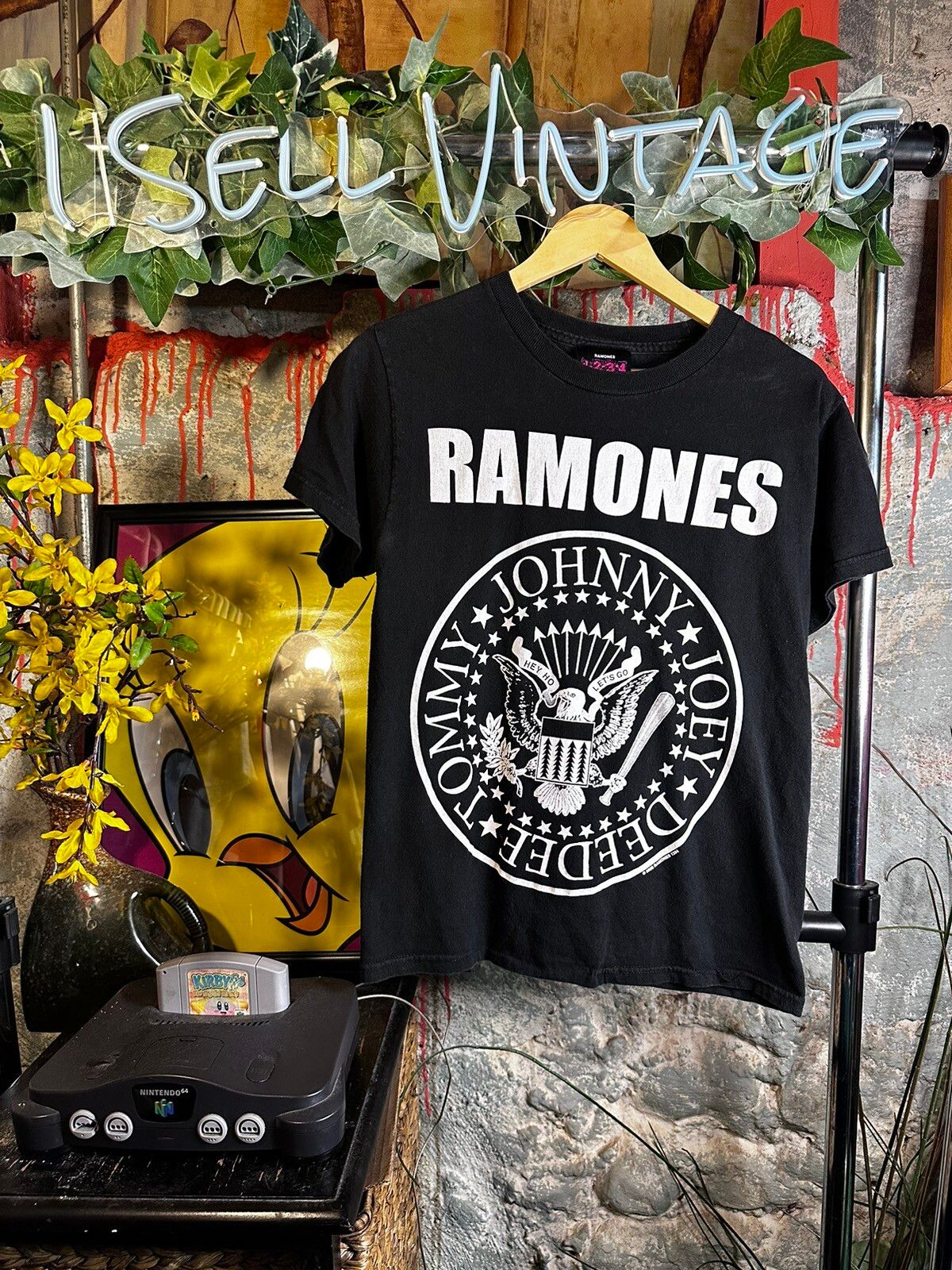Vintage Vintage RAMONES Licensed Band Tshirt Size US S / EU 44-46 / 1 - 1 Preview
