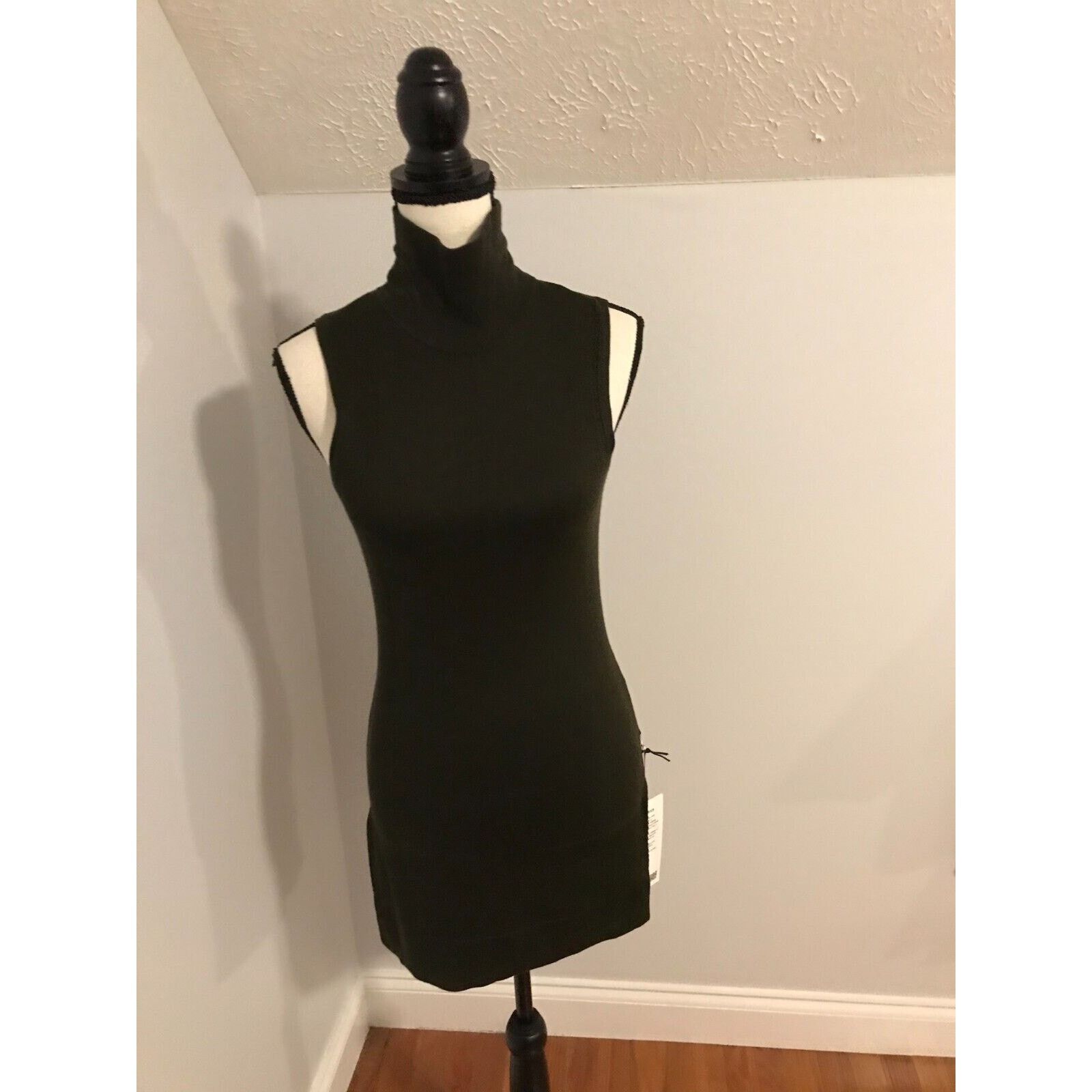 Lululemon Lululemon Travel the Distance Tunic Dark Olive - NWT Size XS / US 0-2 / IT 36-38 - 1 Thumbnail