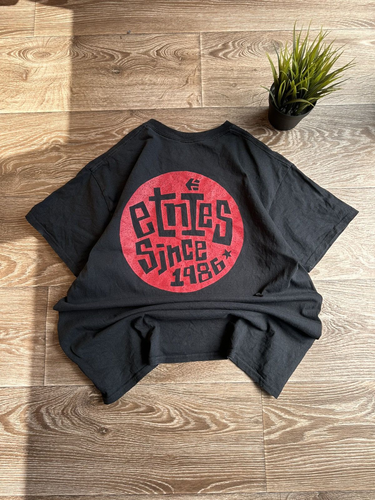 Etnies 🔥 Vintage Y2K Big Logo Etnies Graphic T Shirt Art Black Punk Size US L / EU 52-54 / 3 - 2 Thumbnail