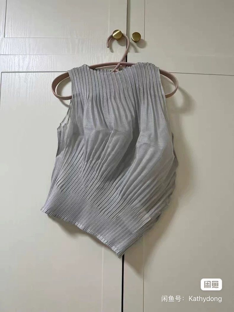 Issey Miyake Issey Miyake size:2 A new grey pleated sleeveless top Size S / US 4 / IT 40 - 2 Thumbnail