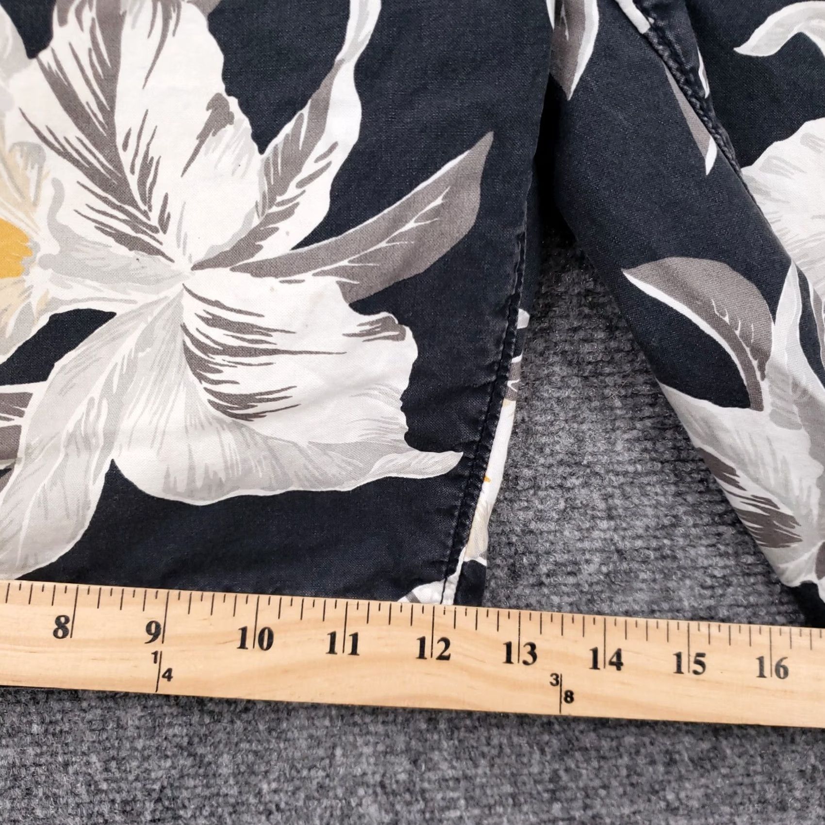 Levi's Levi's Shorts Mens 44 Gray Floral Chino Bermuda Hawaiian Zip Fly Color Gray Pattern Floral Bermuda Shorts 9in Inseam Mens Regular Rise Mid 10-12in Size US 44 / EU 60 - 5 Thumbnail