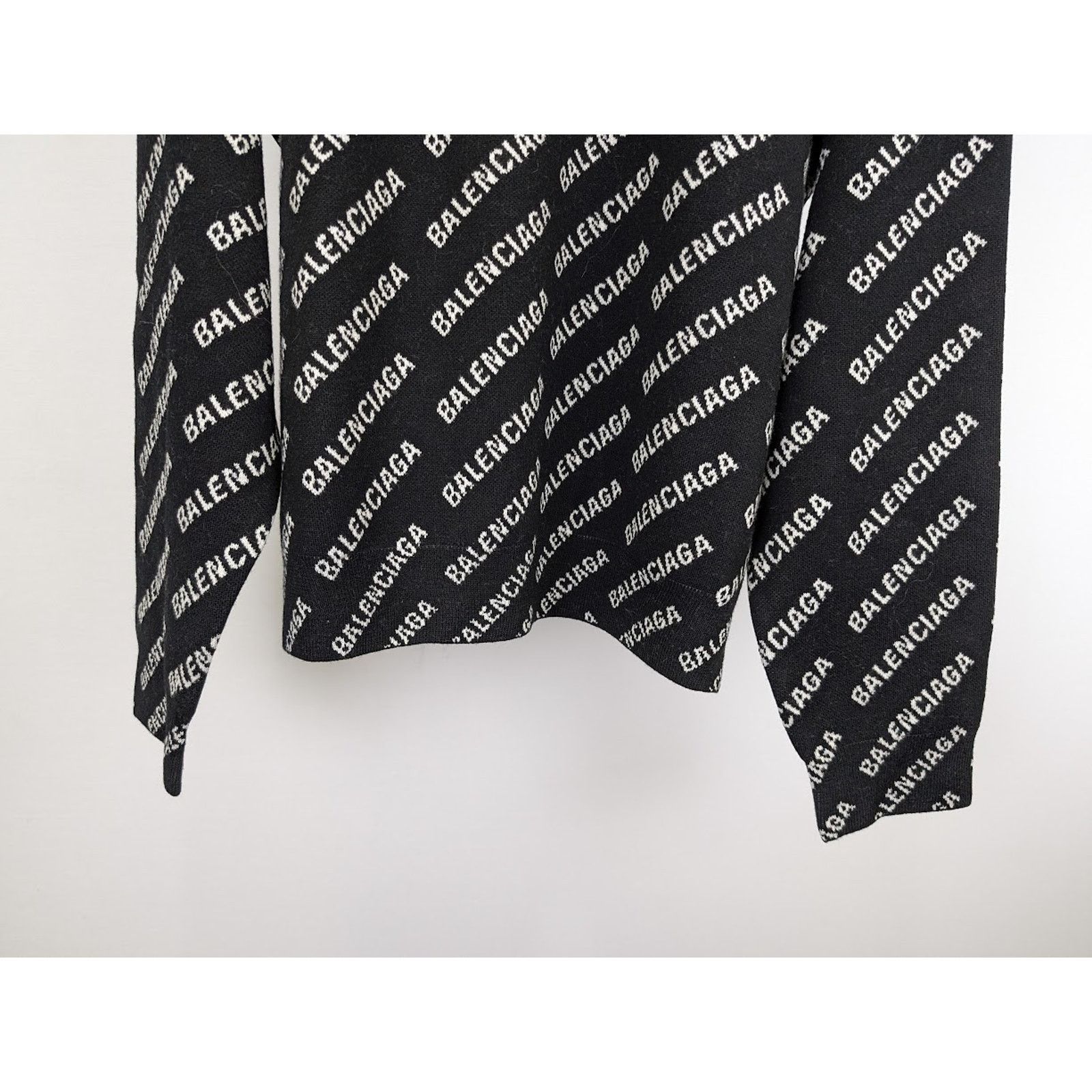 Balenciaga o1rshd1 All Over Logo Sweater in Black Size US M / EU 48-50 / 2 - 6 Thumbnail