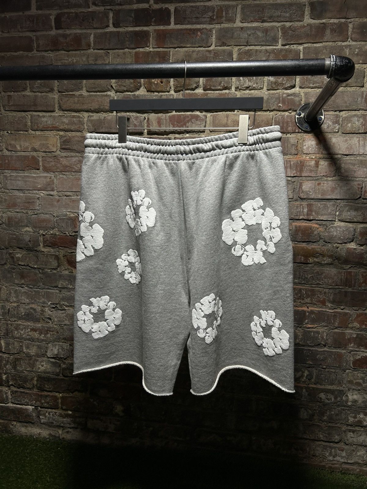 DENIM TEARS Denim Tears Cotton Wreath Sweat Shorts Size US 40 / EU 56 - 2 Thumbnail