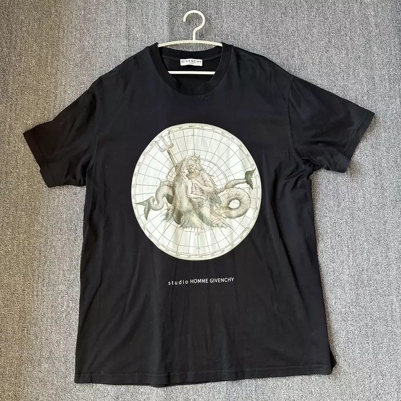 Givenchy Givenchy Pisces Constellation / Neptune Black T-Shirt / Si Size US XL / EU 56 / 4 - 1 Thumbnail