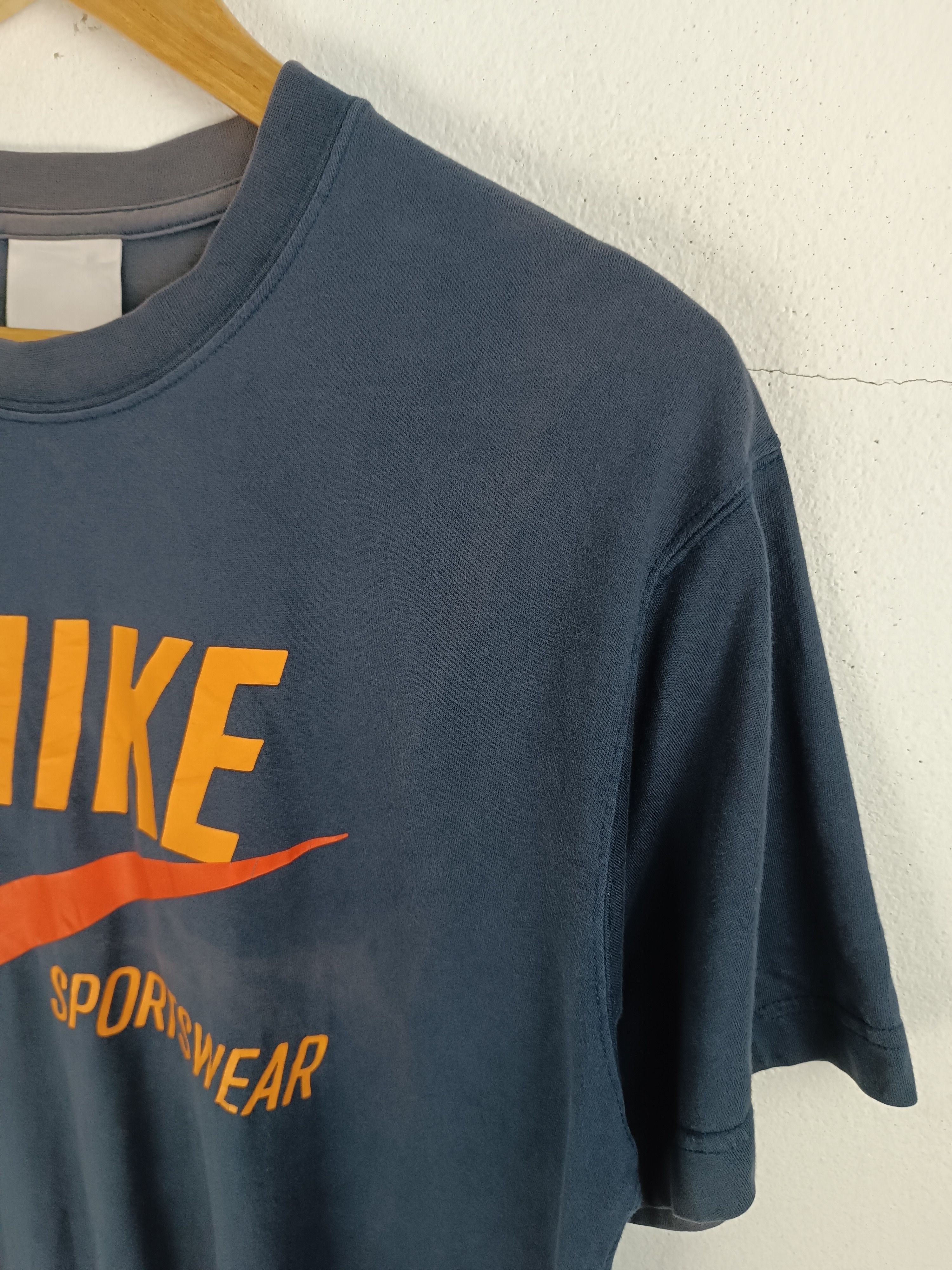 Nike THRASHED FADED VINTAGE Y2K NIKE SPORTSWEAR TEE BIG LOGO Size US M / EU 48-50 / 2 - 10 Thumbnail