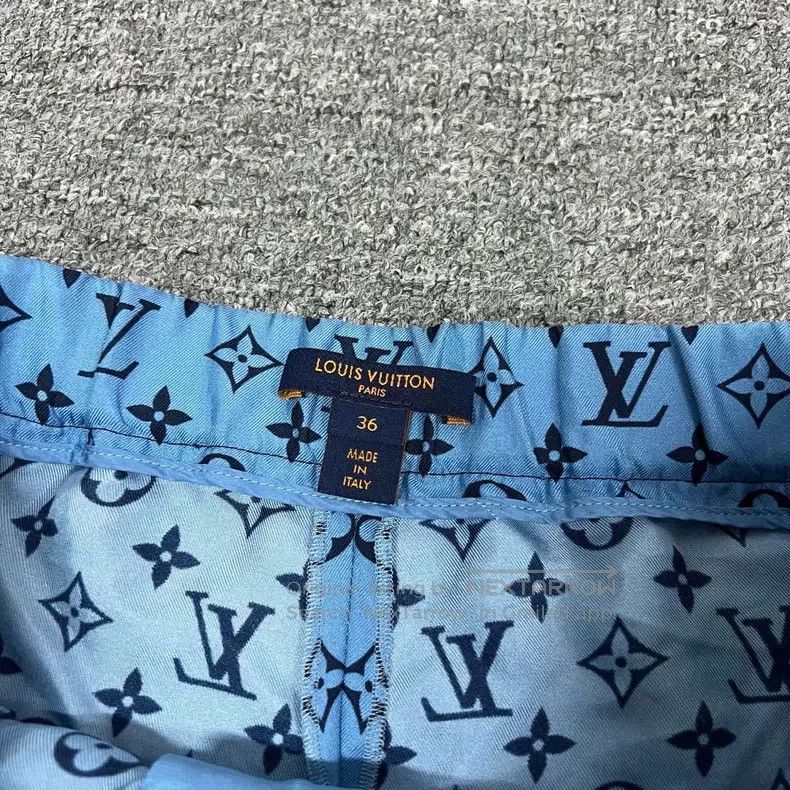 Louis Vuitton Louis Vuitton Full-print presbyopic silk shorts Size US 36 / EU 52 - 4 Thumbnail