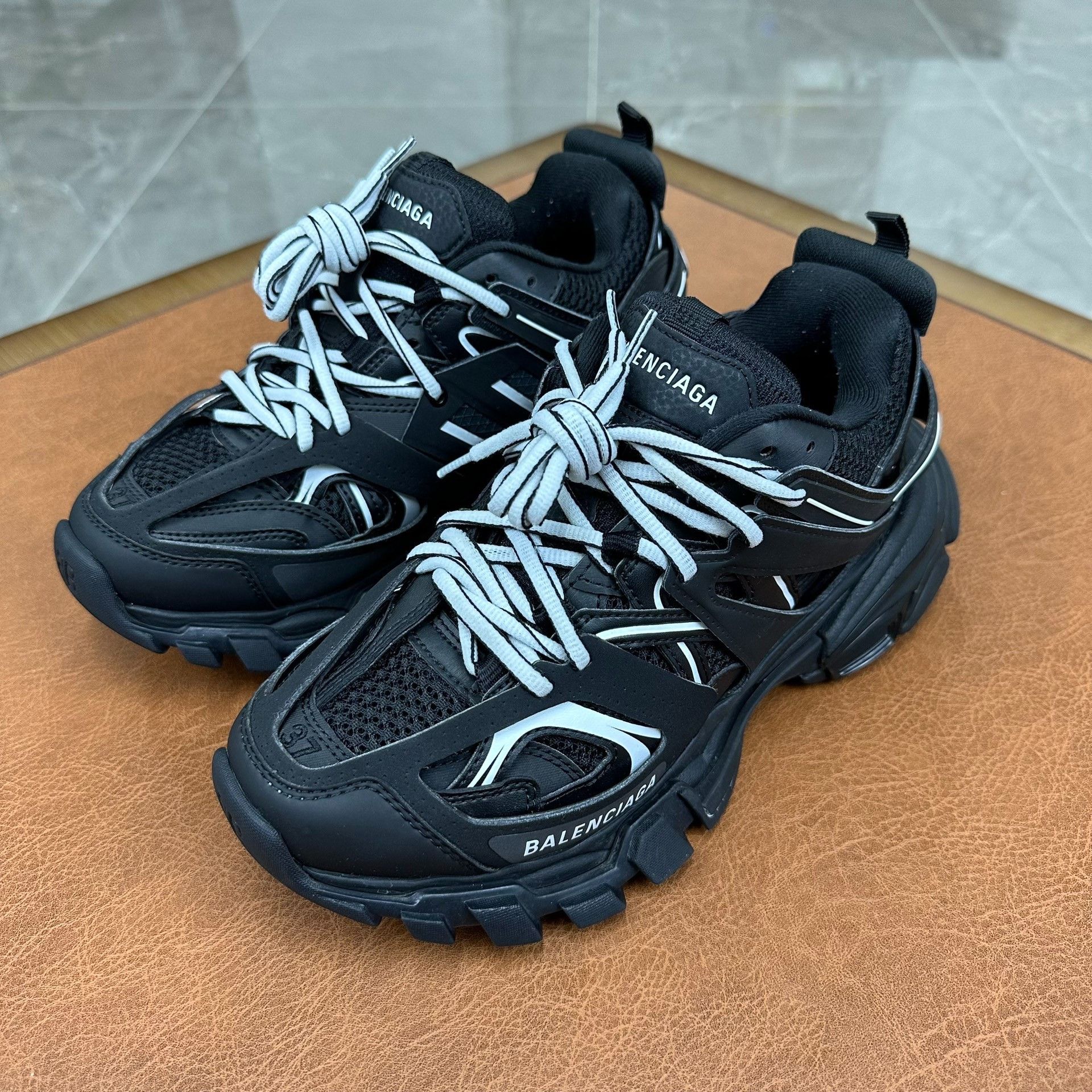 Balenciaga Balenciaga Black Lowtop Sneakers it_37 Women Size US 7 / IT 37 - 1 Thumbnail