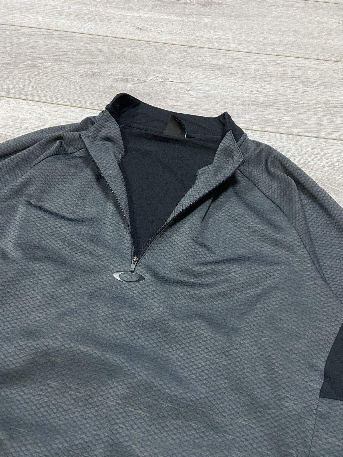 Vintage Oakley vintage 1/3 zip vintage centr logo Size US L / EU 52-54 / 3 - 9 Thumbnail