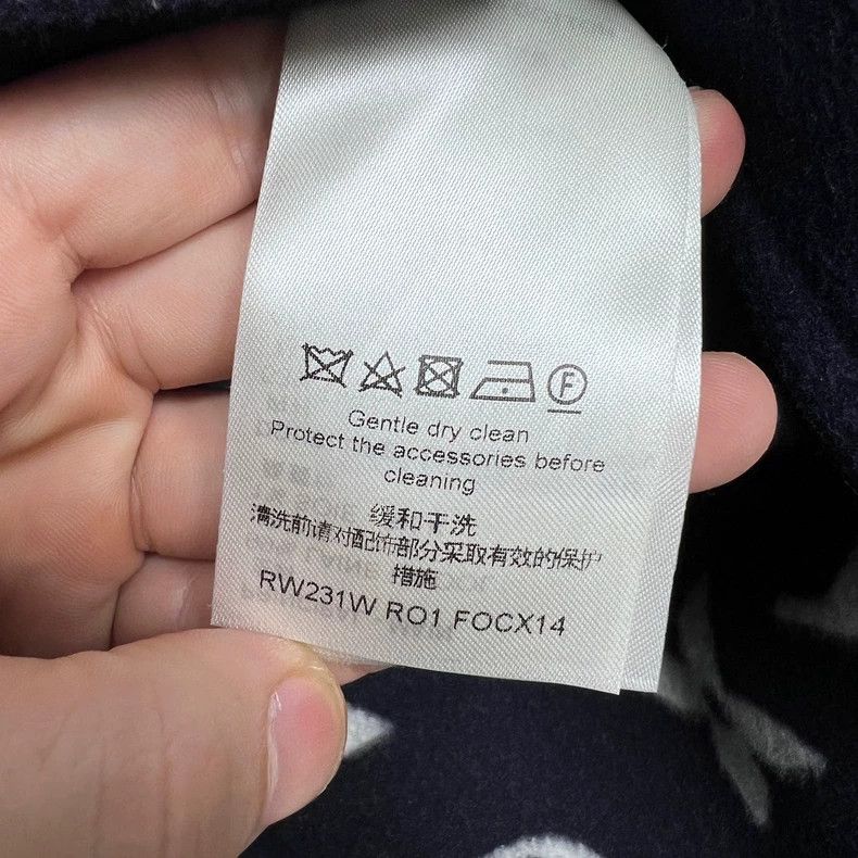Louis Vuitton Louis Vuitton cashmere buttons printed with Logo inside coa Size XS / US 0-2 / IT 36-38 - 6 Thumbnail