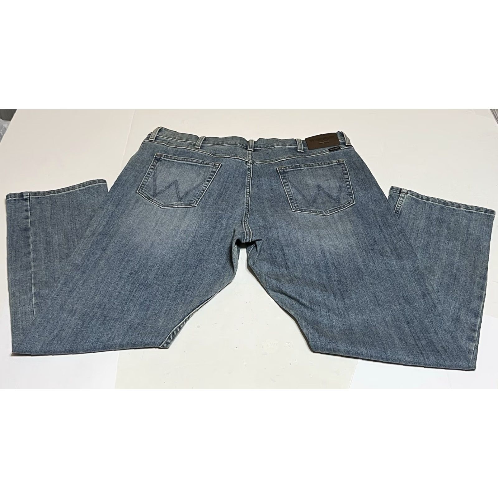 Wrangler Wrangler Jeans Athletic Fit Mens 38x30 Blue Denim 5-Pocket Zip Regular Waist Stretch Logo Cowboy NWT Size US 38 / EU 54 - 2 Thumbnail