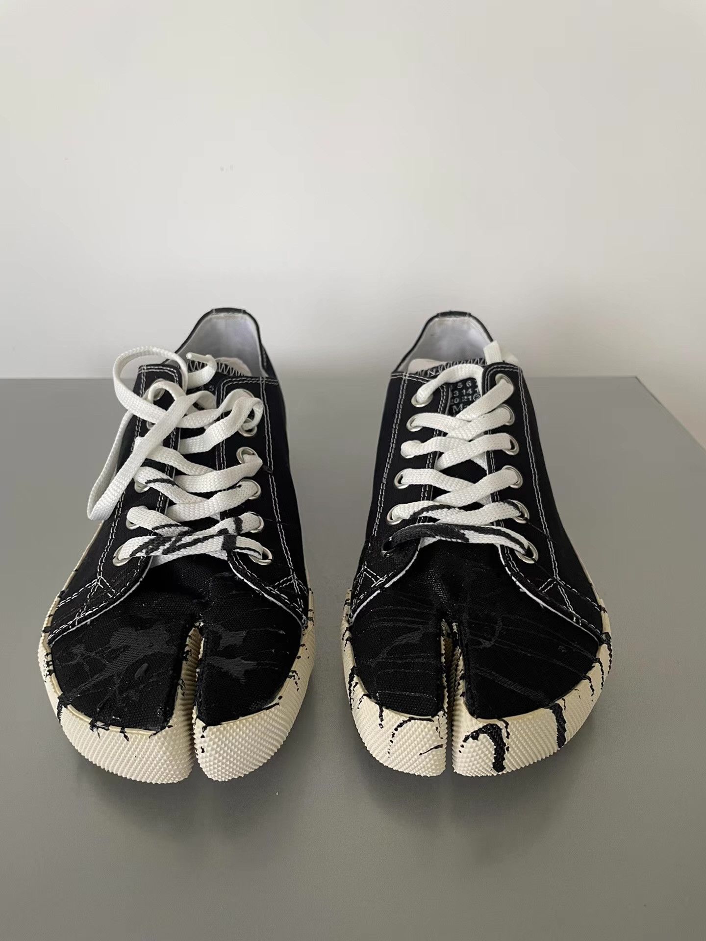 Maison Margiela Maison Margiela Black Ink-Splatter Tabi Split-ToeSneakersＱ21 Size US 7 / EU 40 - 2 Thumbnail