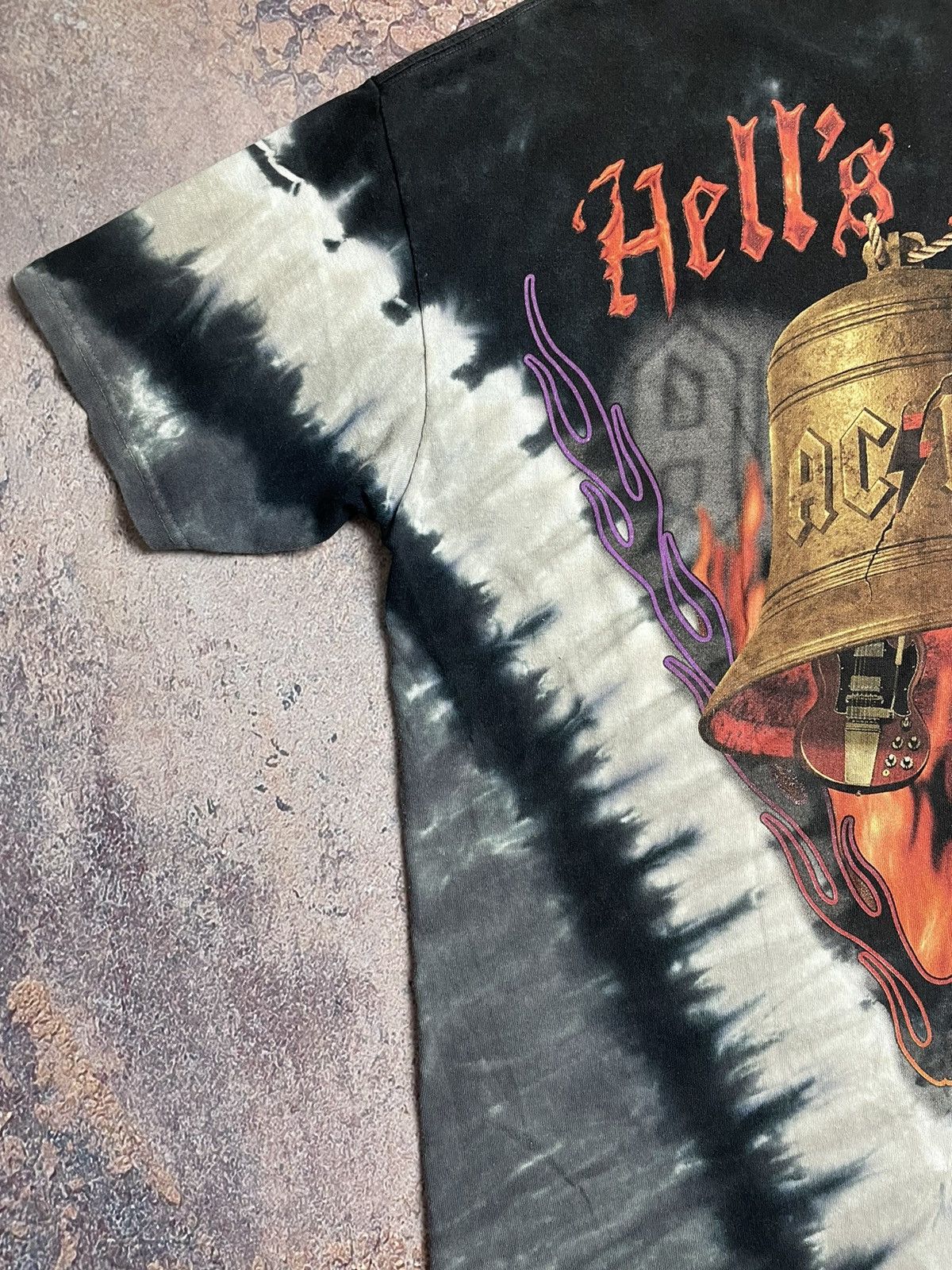 AC/DC × Band Tees × Liquid Blue Liquid Blue AC/DC Hell's Bells vintage overprint tee shirt Size US L / EU 52-54 / 3 - 11 Thumbnail