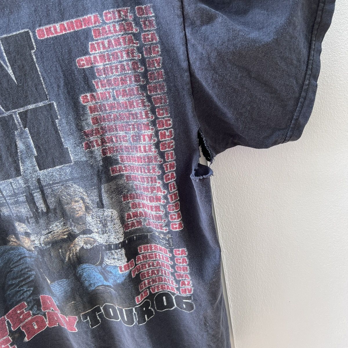 Band Tees Vintage Y2K Bon Jovi Tour Tee Distressed Thrashed Faded Size US L / EU 52-54 / 3 - 9 Thumbnail