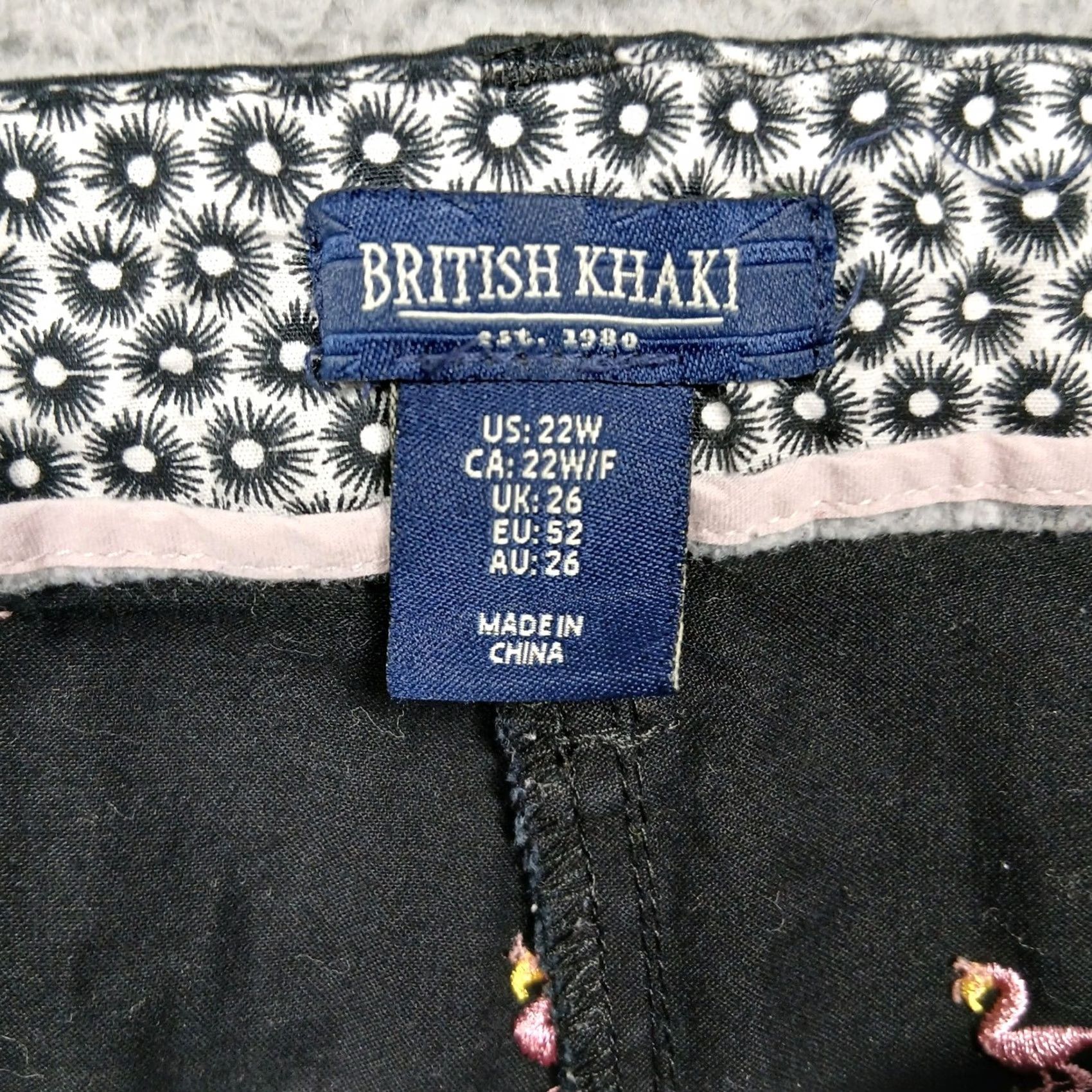 Vintage VINTAGE British Khaki Shorts Womens 22W Black Pink Flamingo Embroidered Cotton Blend Size 40" / US 18 - 4 Thumbnail
