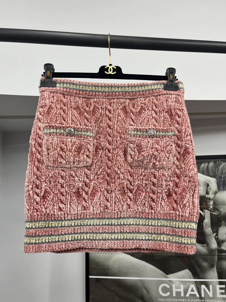 Chanel Chanel 22B pink velvet skirt Size 25" / US 0 / IT 36 - 1 Thumbnail