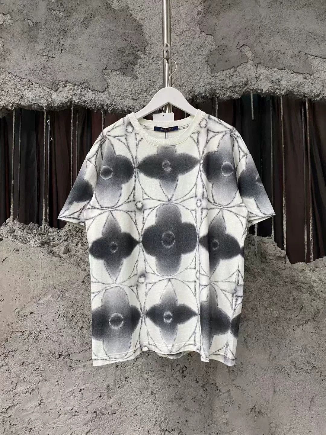 Louis Vuitton Louis Vuitton Black White Ink Flower Tee Size US 30 / EU 46 - 1 Thumbnail