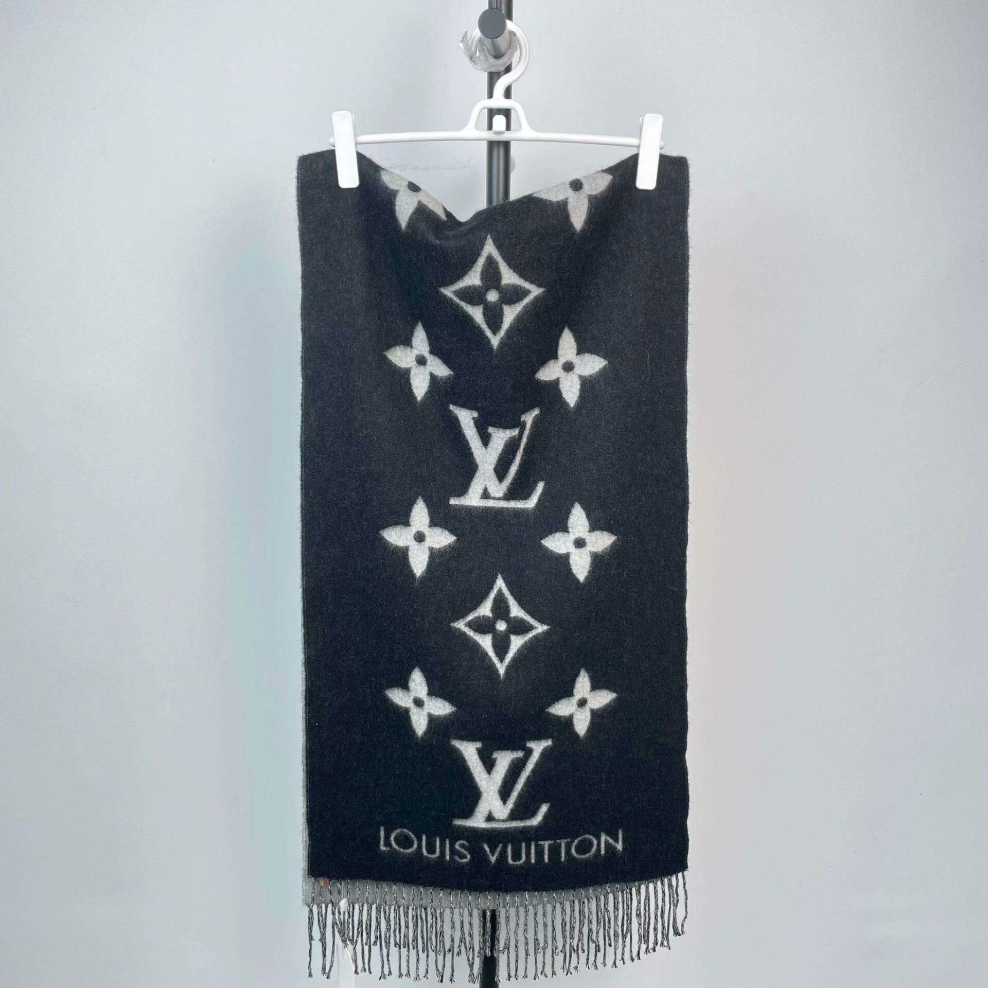 Louis Vuitton Louis Vuitton Wool Gray Scarf XS Men Size ONE SIZE - 1 Thumbnail