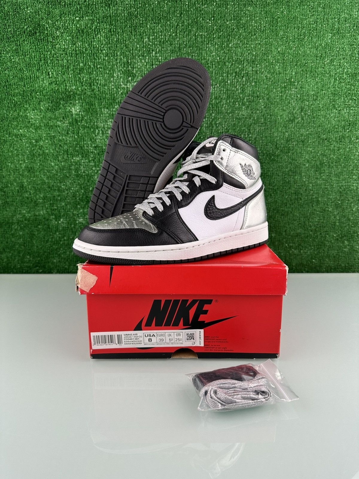 Jordan Brand Jordan 1 High OG Metallic Silver Size 8W/6.5M Size US 8 / IT 38 - 1 Thumbnail