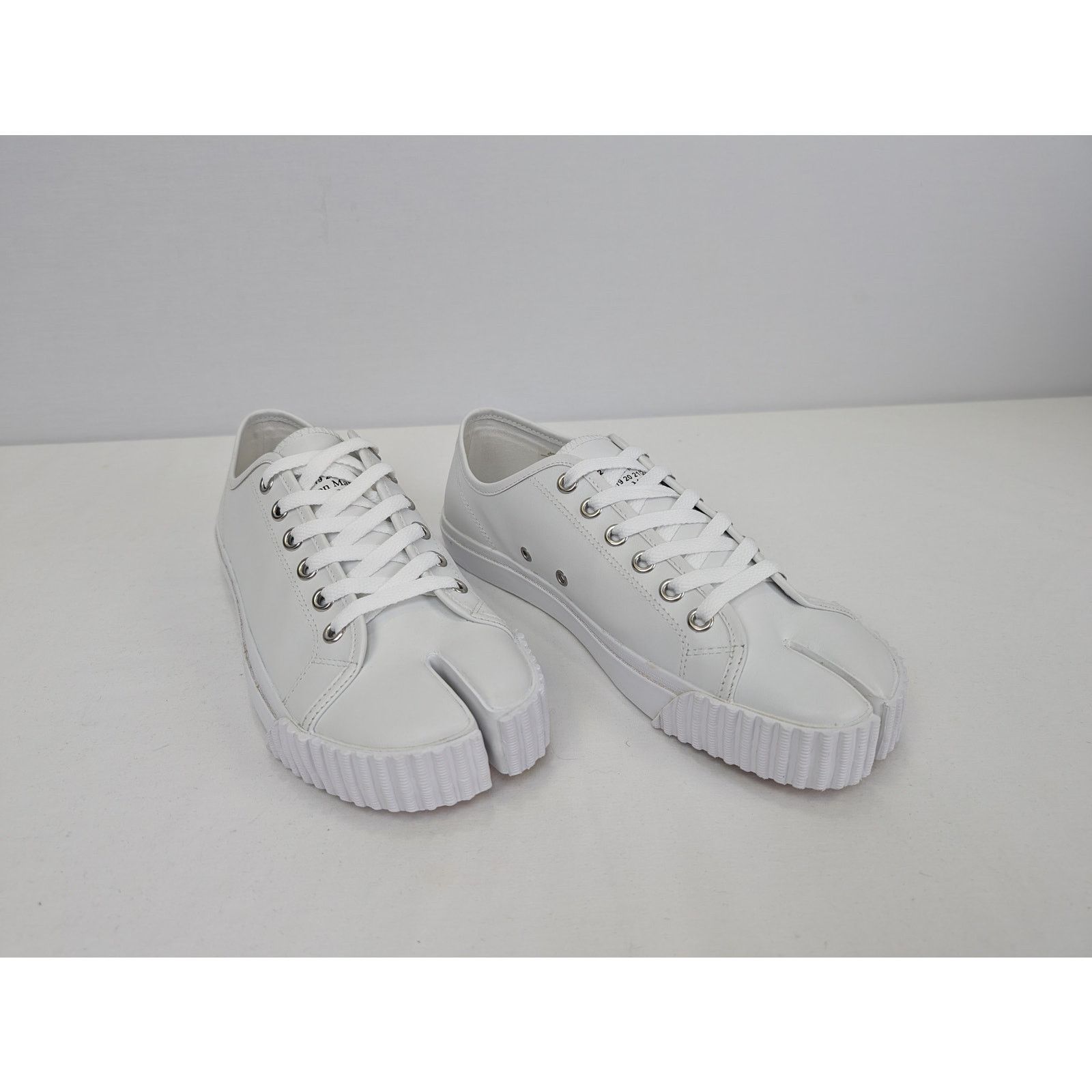 Maison Margiela o1rshd1 Tabi Low Top Sneakers in White Size US 6 / EU 39 - 7 Thumbnail