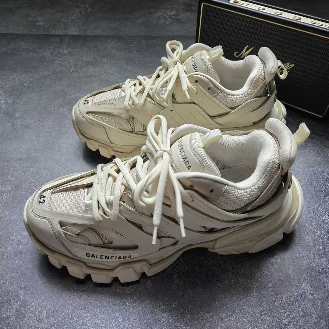 Balenciaga Balenciaga Gold Lowtop Sneakers 42 Men Size US 9 / EU 42 - 1 Thumbnail