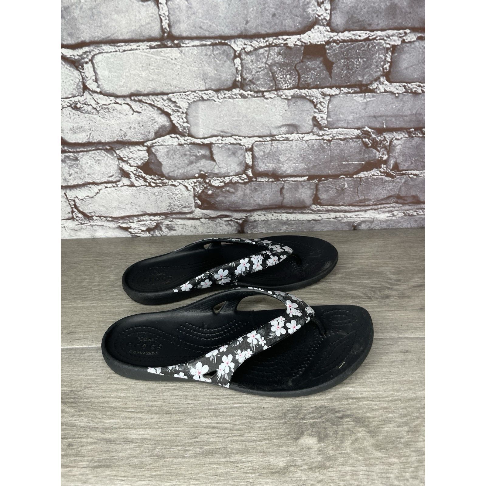 Crocs Crocs Kaydee II Gray Floral Seasonal Thong FlipFlops Sandals Size US 7 / IT 37 - 3 Thumbnail