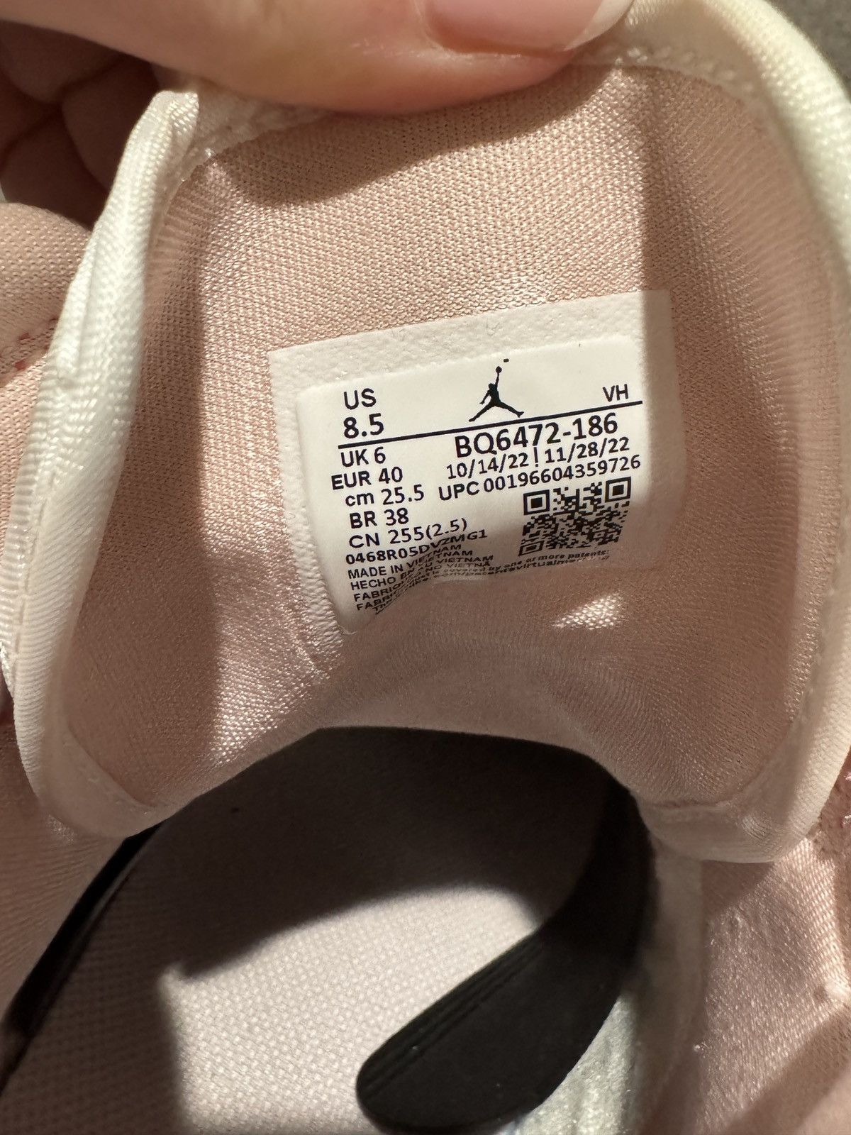Jordan Brand Air Jordan 1 Mid "Strawberries & Cream" Size US 8.5 / IT 38.5 - 6 Thumbnail