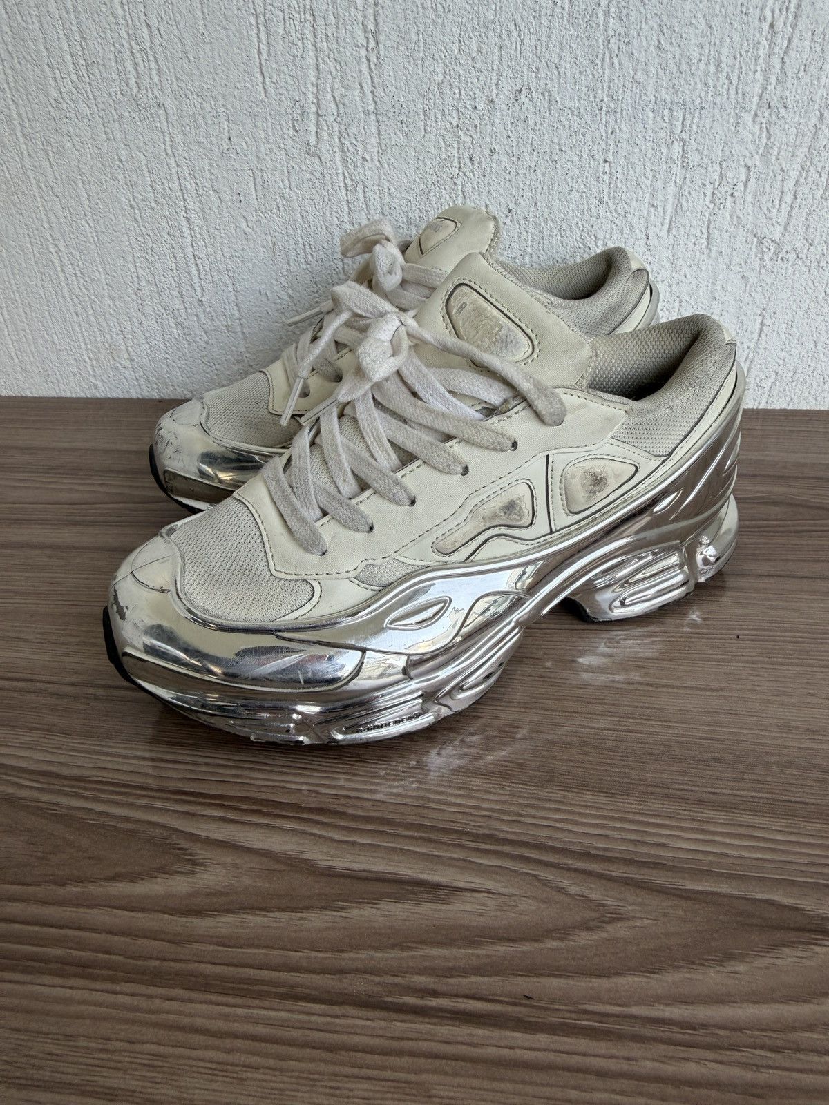 Mirrored silver Ozweego sneaker