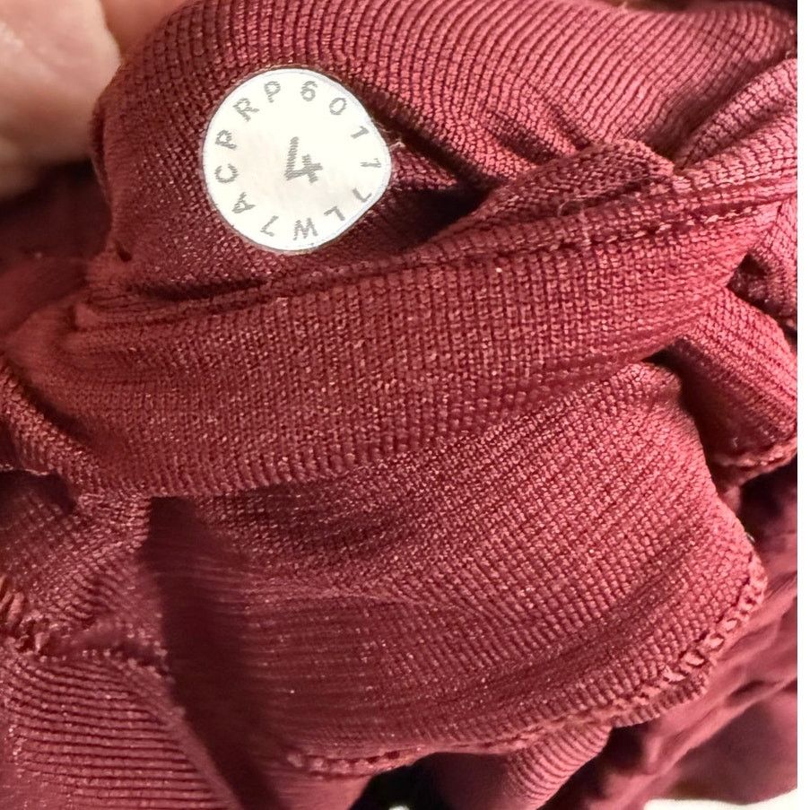 Lululemon Lululemon Hotty Hot Shorts Size 4 - Excellent Pre-Owned Size 27" / US 4 / IT 40 - 2 Thumbnail