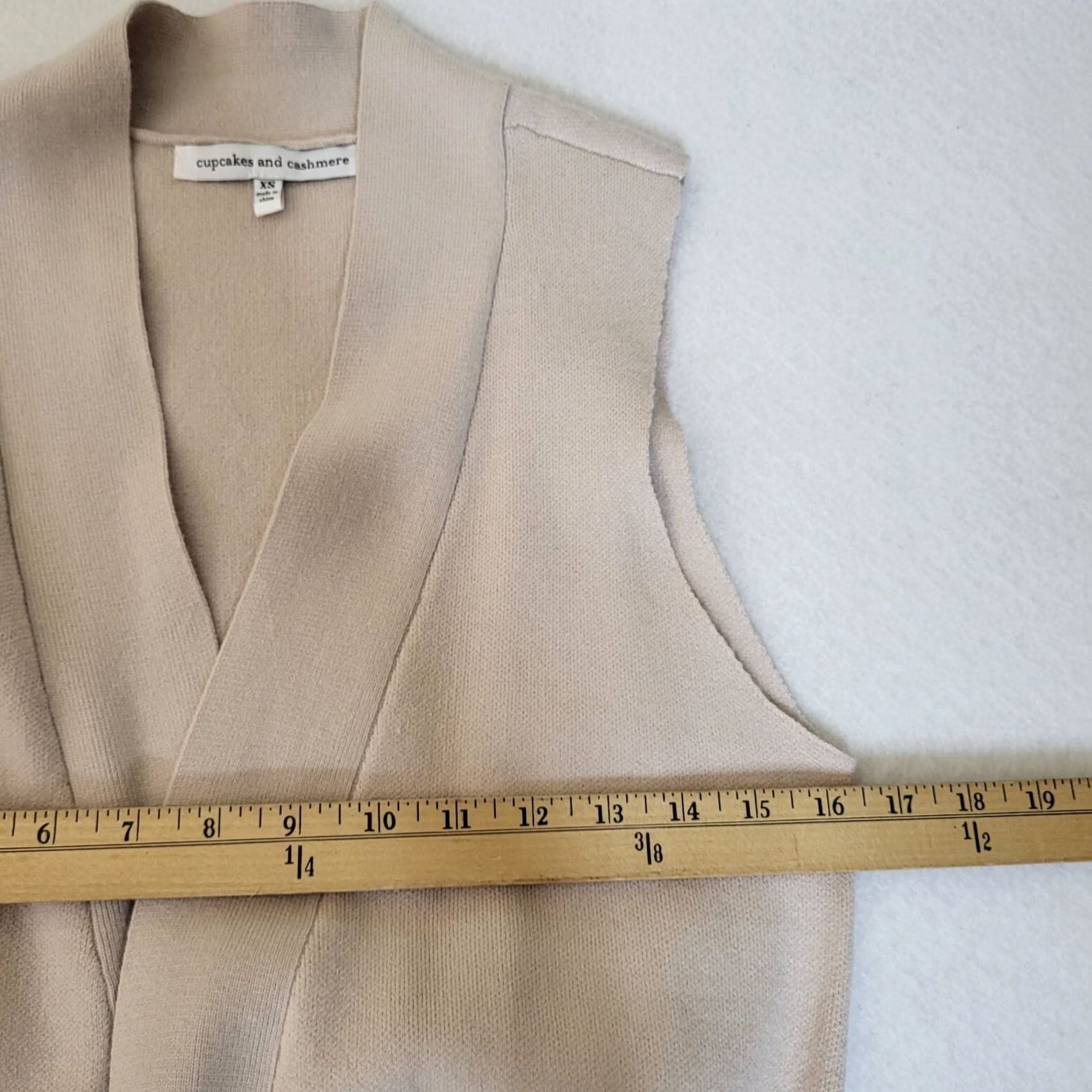 Vintage cupcakes and cashmere Vest Women's XS Ivory Knit Sleeveless V-Neck Regular Size XS Sleeveless Vest Womens Ivory Knit Size XS / US 0-2 / IT 36-38 - 4 Thumbnail
