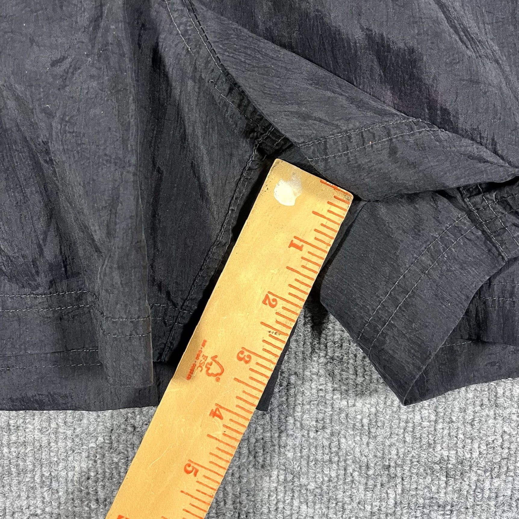 Nike VINTAGE Nike Swoosh Black Nylon Shorts XL 90s Y2K Basketball Activewear Men Size US 36 / EU 52 - 4 Thumbnail