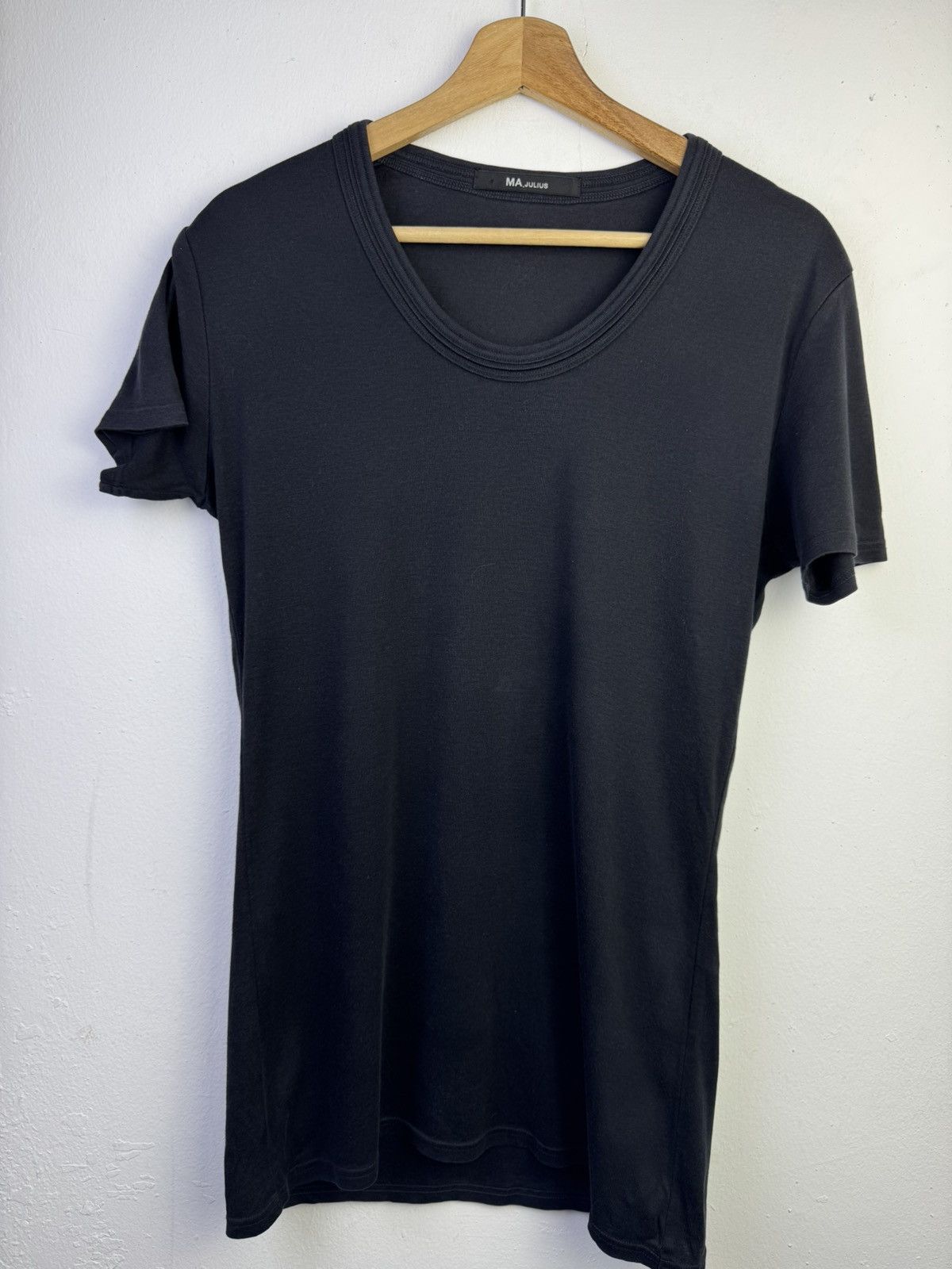 MA Julius short-sleeved t-shirt with a scoop neck