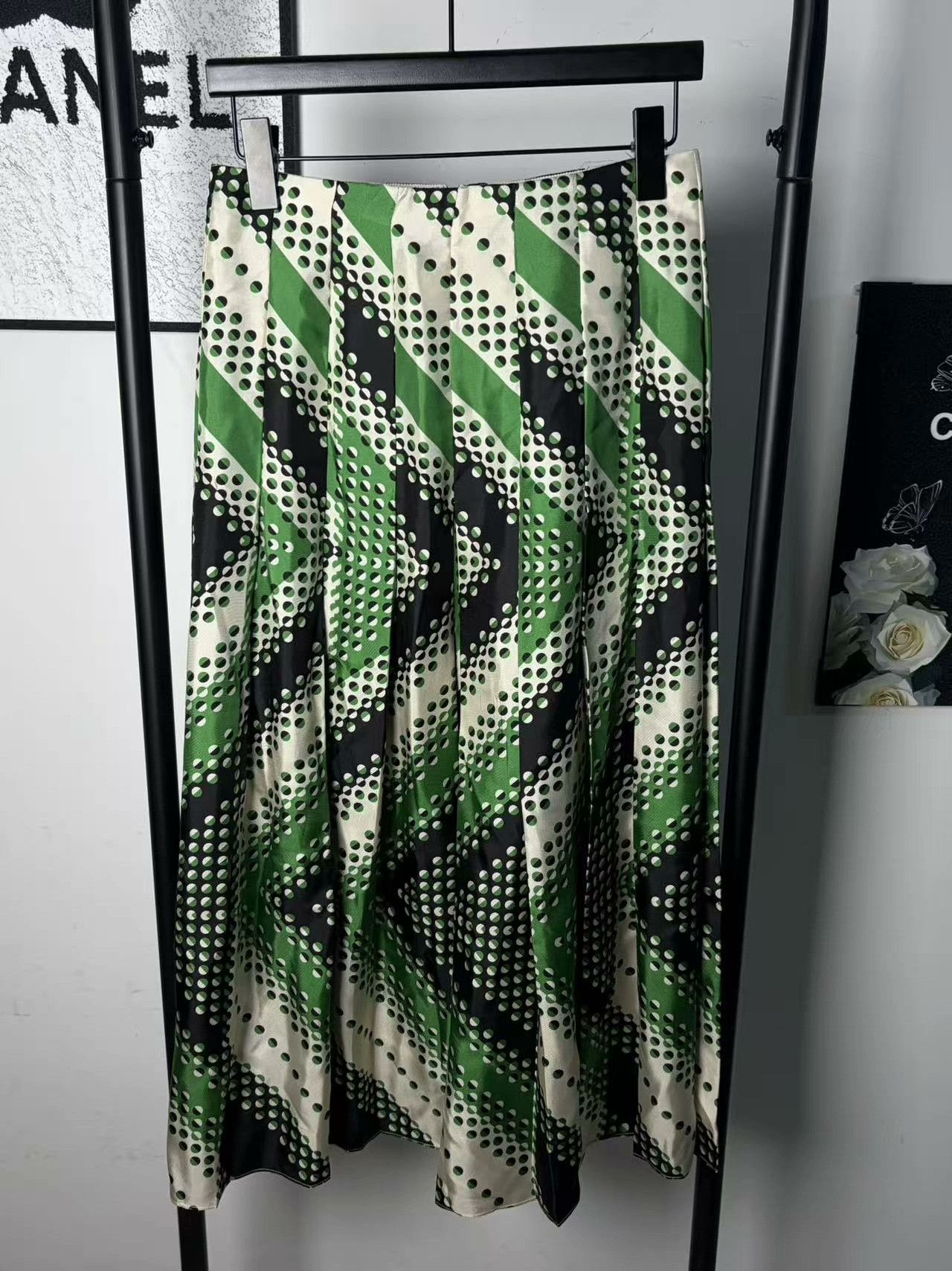 Gucci Gucci White Skirt 30 Women Size 30" / US 8 / IT 44 - 1 Thumbnail