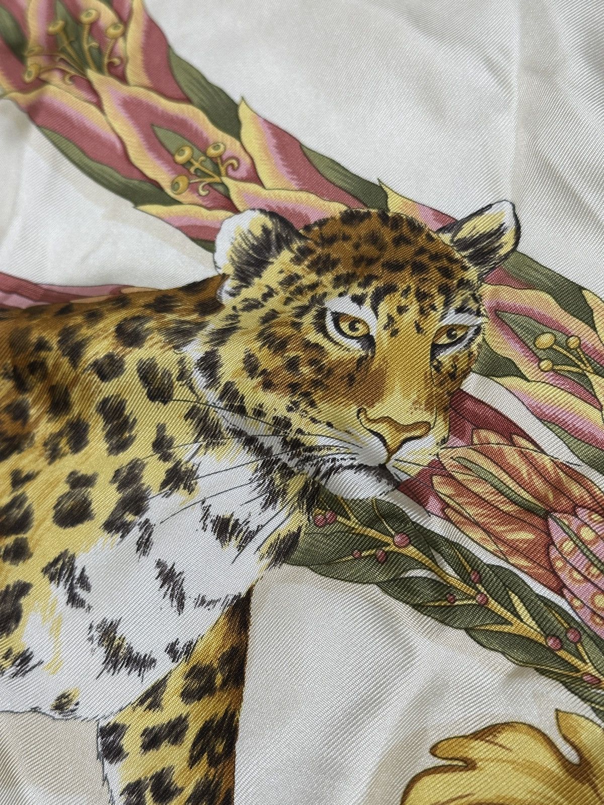 Designer × Salvatore Ferragamo × Vintage Vintage Salvatore Ferragamo Silk Scarf with Leopard, Tiger Size ONE SIZE - 4 Thumbnail