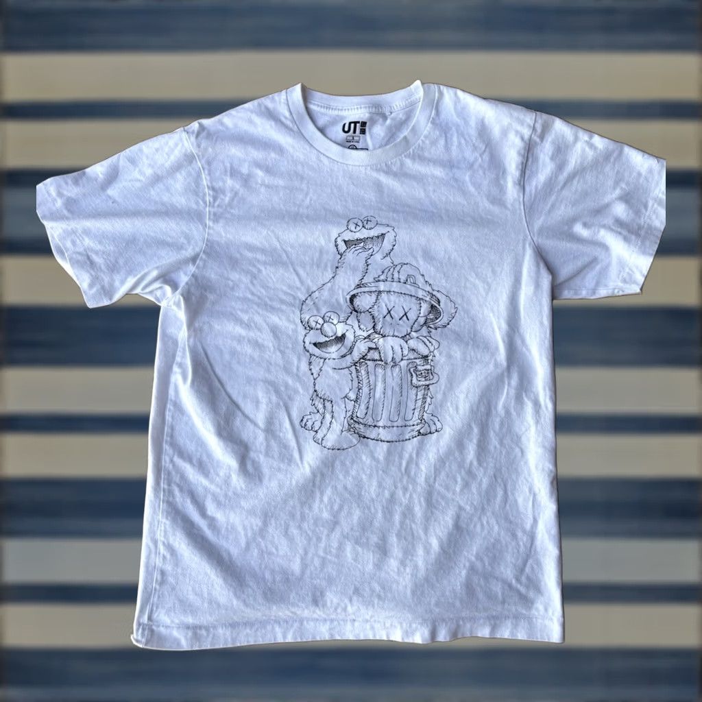 Uniqlo VINTAGE Kaws Sesame Street Uniqlo UT Pocket T-Shirt Small Graphic Size US S / EU 44-46 / 1 - 1 Thumbnail