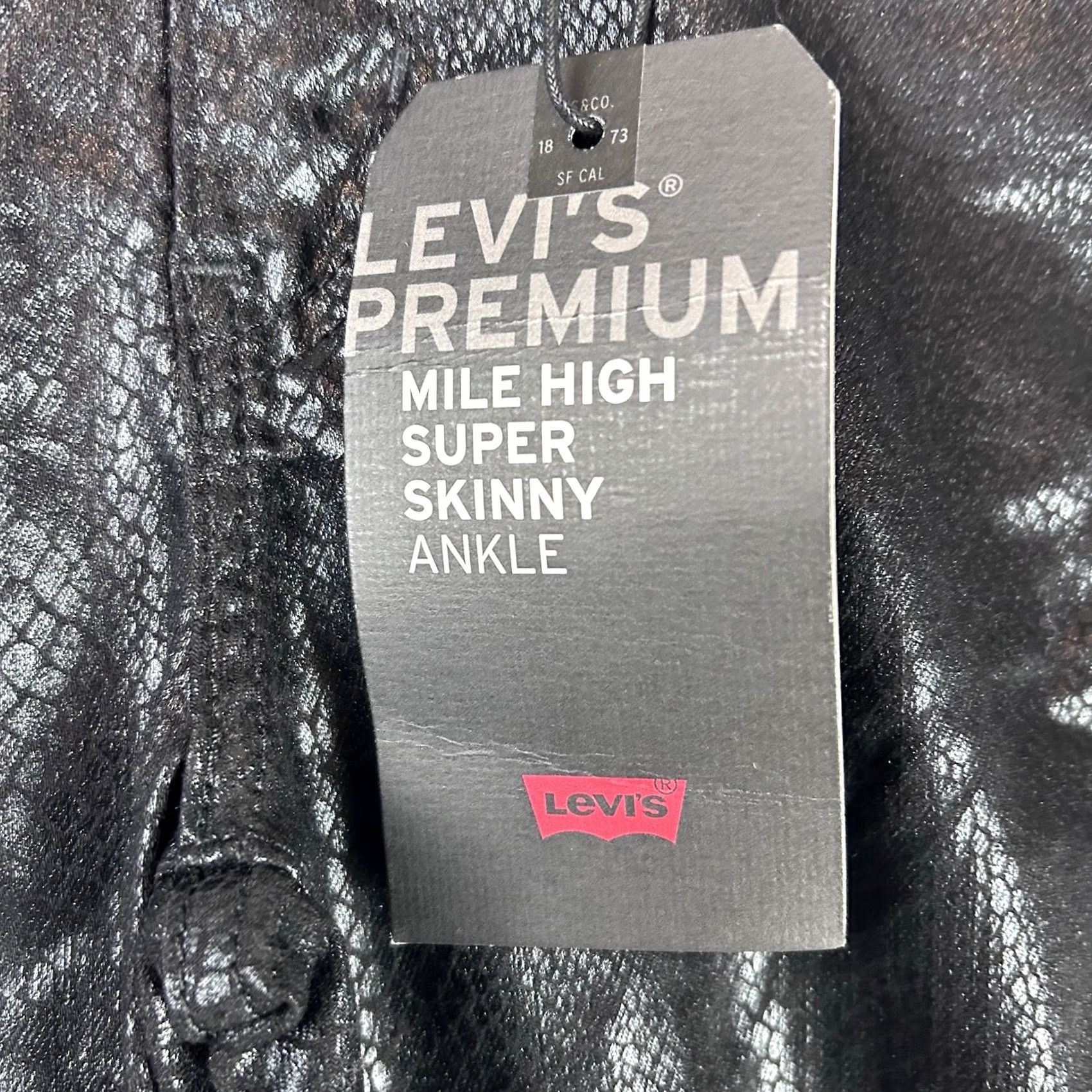 Levi's Levi’s Mile High Super Skinny Extra High Slim Snake Print Jeans Pants 26 NWT Womens Jeans Snake Print Slimming 5-Pocket Design Zipper Button Black NWT Size 26" / US 2 / IT 38 - 3 Thumbnail