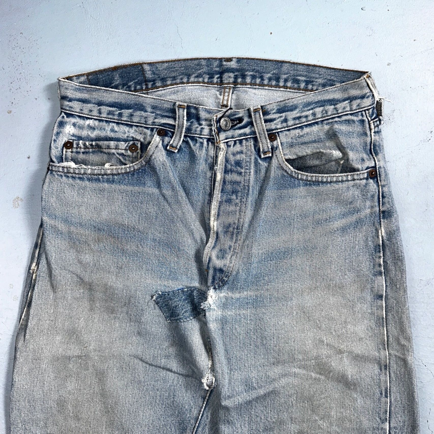 Levi's VINTAGE Levi's 501 XX Jeans 80s USA Selvedge Med Wash 32x36 501 Series Straight Mens Denim Blue Cotton Button Closure Distressed Size US 32 / EU 48 - 2 Thumbnail